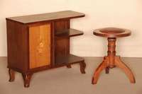 Klavierhocker, deutsch, um 1910, Buche massiv, nußbaumfarben, balusterfÖrmiger Fuß, 3 -fach ausladend, mit Leder bezogene SitzflÄche in der ...