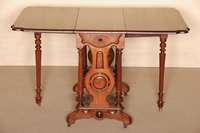 Klapptisch, deutsch, um 1880, GrÜnderzeit, Mahagoni massiv, auf gedrechselten Beinen, kanneliert, Platte beidseitig aufklappbar, Zarge mit ...
