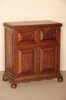 Halbschrank, Asien, um 1920, Teakholz massiv, auf KugelfÜßen, Fußleiste geschnitzt, mit Blattdekor, 2 TÜren, hervorgesetzte FÜllungen, ...