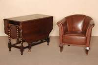 Ledersessel, deutsch, um 1920, ArtDeco, Eiche massiv, gebogene Beine, Rindsleder mit starken Gebrauchsspuren, FÜße mit Schwundrissen, ca. ...