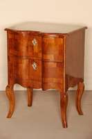 Kommode, deutsch, um 1880, Dresdner Barockstil, Korpus Weichholz/Hartholz, Nußbaum furniert, gespiegelt verlegt, gebogene Beine, 2-schÜbig, ...