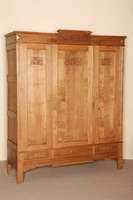 Gaderobenschrank, Flandern, um 1880, Eiche massiv, 3-tÜrig, Oberteil mit Flachschnitzereien, Kopfleiste 4-fach gestuft, unten mit Schubladen, ...