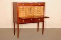 Empire-Schreibschrank, um 1810, Mahagonifurnier, mit Fadenintarsien, auf langen Spitzbeinen stehend, gerader Korpus mit 2 Schubladen und ...