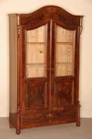 BÜcherschrank, deutsch, um 1870, Louis -Philippe, Korpus Weichholz, Nußbaumfurnier, ein Schubfach, 2 TÜren verglast, abgeschrÄgte Ecken, in ...