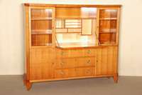 BÜcherschrank, deutsch, um 1925, Korpus Weichholz, Kirschbaumfurnier, auf gebogenen Spitzbeinen, Ecken abgeschrÄgt, 4-tÜrig, 2 TÜren verglast, ...