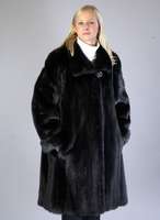 Schwarze Nerz-Longjacke, Gr. ca. 42, schwarzes Innenfutter, 2 seitl. Einschubtaschen, Kragen, Zierknopf, große Manschetten, RÜckenl. ca. 96 cm, ...