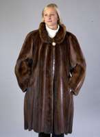 Nerz-Longjacke mit LedereinsÄtzen, Gr. ca. 42/44, dunkelbraune Felle mit EinsÄtzen aus dunkelbraunem Leder, Zierknopf, 2 seitl. Einschubtaschen, ...