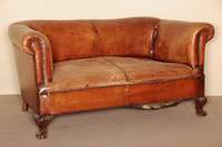 2-sitzer Sofa, England, 20er/30er Jahre, Gestell Weichholz und Buche massiv, FÜße geschweift, Claw-and-Ball-Dekor, Nagelverzierung, Polsterung ...