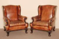 2 Ohrenbackensessel, England um 1925/35, Gestell Buche massiv, Schauteile Nußbaum massiv, Zarge und FÜße geschweift, Claw-and -Ball-FÜße, ...