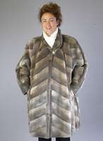 Geschorener Nerzkurzmantel/-longjacke, Gr. ca. 42/44, beige-graue Felle, 2 seitl. Einschubtaschen, Ärmel mit Manschetten, Innenfutter grau ...
