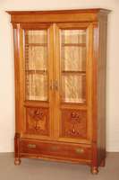 WÄsche- bzw. Vielzweckschrank, deutsch, um 1895/1900, historizistisch bzw. eklektizistisch, Anspielung des frÜhen floralen Jugendstil, Korpus ...