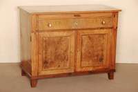 Halbschrank, deutsch, um 1925/30, Korpus Weichholz/Hartholz, Nußbaumfurnier z.T. gespiegelt verlegt, schmale Ausziehschublade, sparsame ...