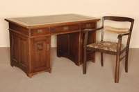 Schreibtisch, deutsch, um 1910/12, komplett auf Rahmen gearbeitet, Korpus Eiche, Buche und Weichholz massiv, Frontinlets mit sparsamer ...