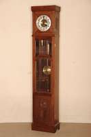 Standuhr, deutsch, um 1910/12, historizistisch mit starkem Jugendstileinfluß, Korpus Weichholz, Eichefurnier, dieses z.T. gespiegelt verlegt, ...