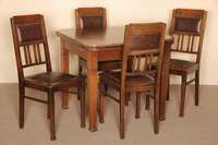 Tisch und 4 StÜhle, deutsch, um 1910, Eiche massiv, StÜhle RÜcken versprosst, sparsame Rillenverzierung, Kunstlederbezug sekundÄr, reiche ...