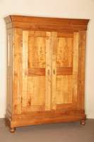 Kleiderschrank, deutsch/Pfalz, um 1835/45, komplett auf Rahmen gearbeitet, Birne, Kirschbaum und Aprikose, auf Kirschbaum gebeizt, sogenannte ...