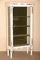 Stilvitrine, 50er/60er Jahre, klassizistisch , Weichholz/Hartholz, Front und Seiten verglast, Zahnfries- und Perlleistenverzierung , ...