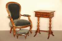 Stuhlsessel, sÜddeutsch, um 1835/45, Nußbaum massiv, im Louis-Philippe-Stil gearbeitet, allseitig geschweift und gerieft, sehr gute ...