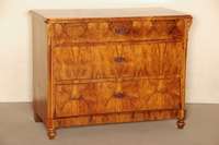 Kommode, sÜddeutsch/Österreich, um 1860, Korpus Weichholz, ausgesuchtes Nußbaumfurnier, auf KugelfÜßen, 3-schÜbig, abgeschrÄgte Ecken, ...