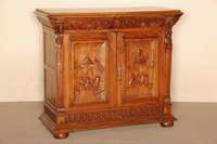 Halbschrank, Frankreich, um 1880, bretonisch , Eiche massiv, auf gedrÜckten KugelfÜßen, 2-tÜrig, geschnitzte FÜllungen mit Figurenstaffage, 2 ...