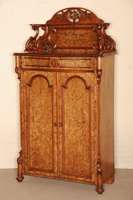 Vertiko mit Aufsatz, deutsch, um 1860, Louis -Philippe, Korpus Weichholz, Wurzelnußfurnier, auf KugelfÜßen, abgeschrÄgte Ecken mit aufgesetzter ...