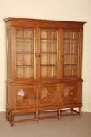 BÜcherschrank, Holland, um 1910, Eiche massiv, z.T. furniert, auf gedrechselten Hochbeinen, verstrebt, unten 3-tÜrig mit prismenfÖrmigen ...