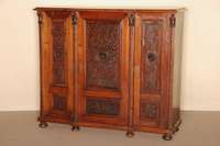 Mehrzweckschrank, deutsch, um 1880, GrÜnderzeit, Korpus Weichholz, Nußbaumfurnier, 3-tÜrig mit geschnitzten FÜllungen und LÖwenkÖpfen, ...