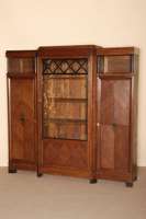 BÜcherschrank, deutsch, um 1910, Korpus Weichholz, Eichefurnier, TÜren mit Einlegearbeiten, MitteltÜr verglast, Oberteil mit aufgesetzten ...