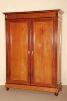 Schrank, Holland, um 1880, Korpus Weichholz, Eiche und Mahagoni massiv, Mahagonifurnier, auf KugelfÜßen, seitlich gerillt, 2 große TÜren mit ...