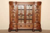 BÜcherschrank, deutsch, um 1910, Eiche massiv, z.T. furniert, auf KugelfÜßen, im Fuß 4 integrierte Schubladen, 4-tÜrig, MitteltÜr verglast ...
