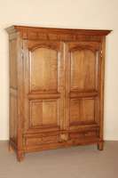 Schrank, Frankreich, um 1800, Umgebung Straßburg, Eiche massiv, aus dem Vollholz gearbeitet, auf eckigen Beinen, 2-schÜbig, TÜrfÜllungen ...