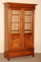 BÜcherschrank, deutsch, um 1900, Korpus Weichholz, Eiche- und Nußbaumfurnier, Inlets abstrakt floral, aus dem Vollholz geschnitzt, Lisenen ...