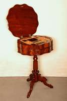 NÄhtisch, deutsch, um 1850, SpÄtbiedermeier, Mahagoni, gedrechselter Fuß, 3-fach ausladend, Kanten rundum mehrfach geschwungene Platte mit ...