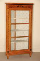 Eckschrank, deutsch, um 1900/06, Korpus Weichholz, Kirschbaumfurnier, mit geschwÄrzten Intarsien in Rocaillen-, BlÄtter- und LÖwenform, 3 ...