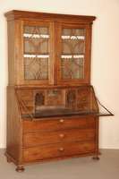 SchrÄgklappensekretÄr, deutsch, um 1810, Biedermeier, Eiche massiv, 3-schÜbiges kassettiertes Unterteil, Schreibfach mit 6 Schubladen, mittige ...