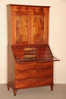 SekretÄr, deutsch, um 1820, Mahagoni, z.T. massiv, auf konischen Beinen, 3-schÜbig, hinter der SchrÄgklappe 6 Schubladen und TabernakeltÜr, ...