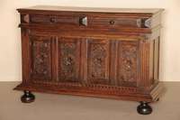 Anrichte, norddeutsch, um 1880, Eiche massiv , auf balusterfÖrmigen KugelfÜßen, schwere Fußleiste, Lisenen gerillt, kassettierte FÜllungen, ...