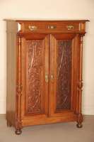 Vertiko, Jugendstil, um 1890, Nußbaum massiv , Nußbaumfurnier, 2-tÜriger gerader Korpus mit darÜberliegender Schublade, flankiert von ...