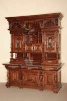 Prunkaufsatzbuffet, deutsch, um 1880, GrÜnderzeit, Korpus Weichholz, Nußbaum furniert, auf gedrÜckten KugelfÜßen, schwere Fußleiste, ...