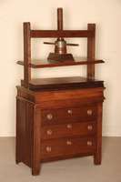 Leinenpresse, Holland, um 1780, Eiche massiv , Lisenen gerillt, 3 Schubladen, oben mit Schraubgewinde, 4 Platten zum Pressen von Leinen oder ...