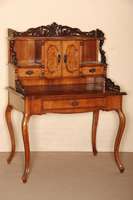 Damenschreibtisch, sÜddeutsch, um 1865/70, Korpus Weichholz/Hartholz, sogenanntes 3. Barock, auf Rahmen gearbeitet, Wurzelnußfurnier gespiegelt ...
