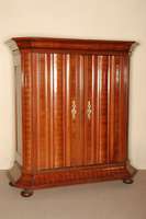 NÜrnberger Flurschrank, sogenannter Wellenschrank, um 1720/50, Eiche und Weichholz massiv, vertikal in Wellen gearbeitet, abwechselnd Eiche ...