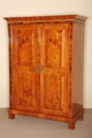 Louis-Seize-Schrank, um 1780, Kirsche furniert und intarsiert auf Tannenholz (3.5 mm stark), 4 ZwischenbÖden, diese sekundÄr, ganz zerlegbar, ...