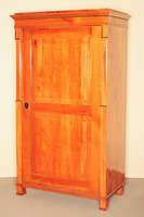 1-tÜriger Biedermeierschrank, Kirschholz massiv, zwei große FÜllungen im TÜrblatt, FÜllungsumrandung ebonisiert, SchlÜsselschild Ebenholz, ...