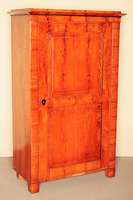 Biedermeier-Schrank, 1-tÜrig, RÜster, auf TÜrblatt zwei sehr schÖne große FÜllungen, SchlÜsselschild ebonisiert, kantiger Korpus mit ...