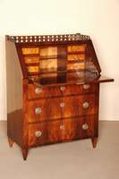 Kleiner Biedermeier-SchrÄgklappensekretÄr, Nußbaum, mit einer Galerie bekrÖnt, Innenleben: Schubladen RÜster-Wurzel und Nußbaum furniert, 3 ...