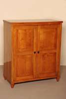 Biedermeier-Halbschrank, Kirsche massiv, 2 -tÜrig, auf den TÜren je zwei FÜllungen, FÜllungsrand ebonisiert, 2 ZwischenbÖden, Platte mit ...