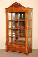 Louis-Philippe-Vitrine, Kirsche, 3-seitig verglast (originale mundgeblasene Scheiben), im Gesims Weintraubenmotiv, Herkunft Rheinland -Pfalz, ...