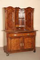 Aufsatzschrank, mitteldeutsch, um 1860, Korpus Weichholz, 3-schÜbig, Pylonen und Mittelteil geschweift, abgeschrÄgte Ecken, dort aufgesetzte ...