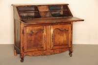kleines SchreibmÖbel mit SchrÄgklappe, Burgund/Elsaß/Lothringen, 18. Jhd., Nußbaum massiv, z.T. auf Rahmen gearbeitet, 4 AblegefÄcher, 2 ...